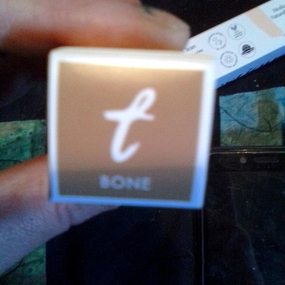 Trestique Refillable Foundation & Concealer - Picture 5 of 7